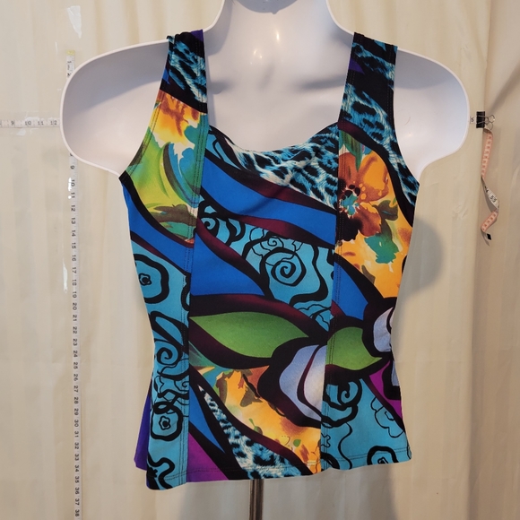 Mesmerize Sleeveless Shirt - Picture 3 of 5